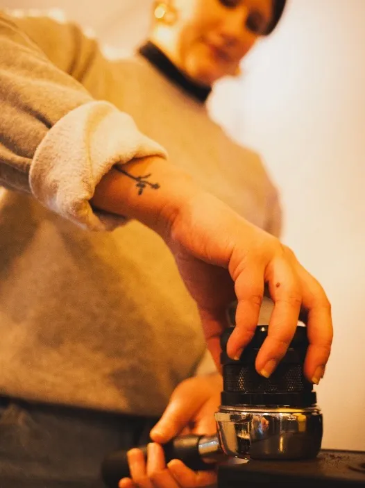 Barista compactando el café con el tamper